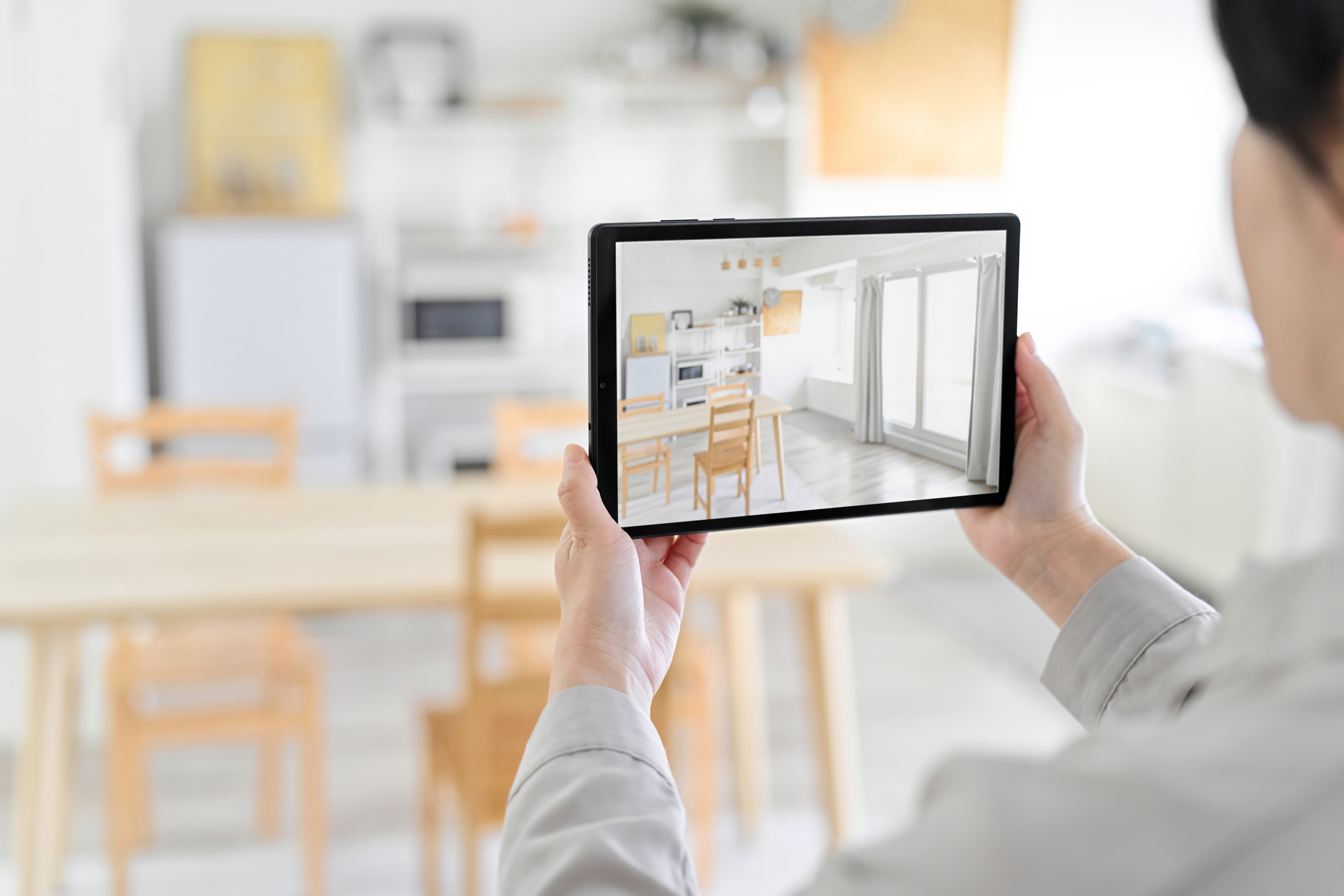 タブレットで間取りを撮影している様子